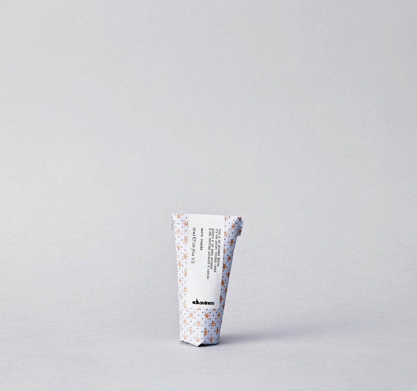 The Invisible Serum is a leave-in serum for soft texture and flexible control. It creates a casual, tousled, satiny and lived-in look with anti-frizz effects.