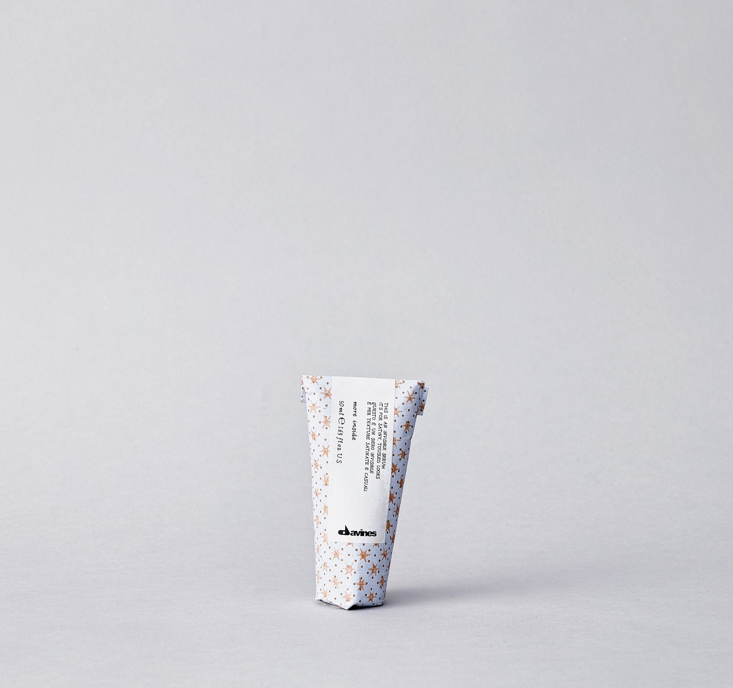 The Invisible Serum is a leave-in serum for soft texture and flexible control. It creates a casual, tousled, satiny and lived-in look with anti-frizz effects.