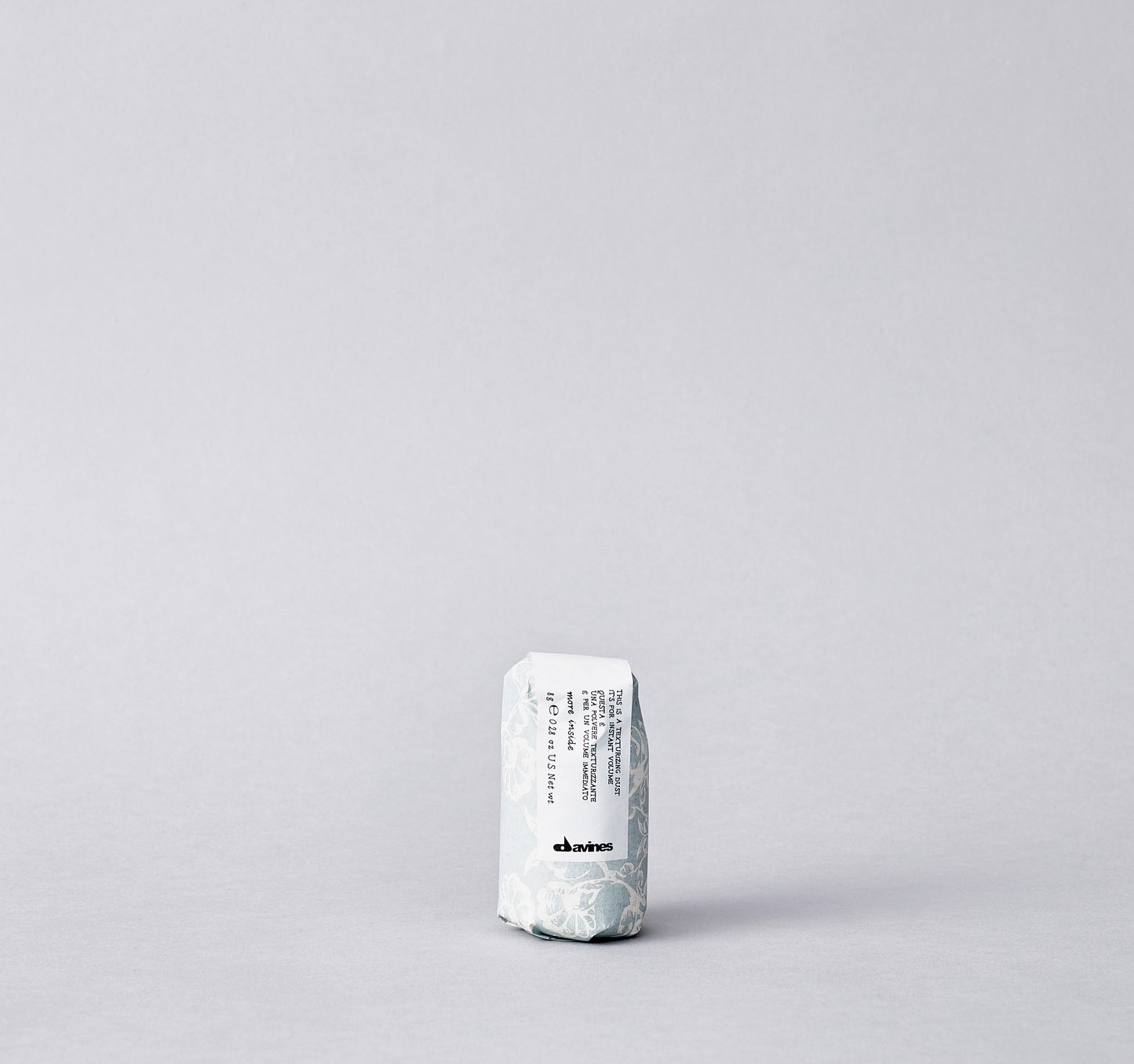 The Texturizing Dust is designed for instant, long-lasting volume and workable texture. It creates structured hold, luxurious fullness and refreshes day-old blowouts without leaving any residue.