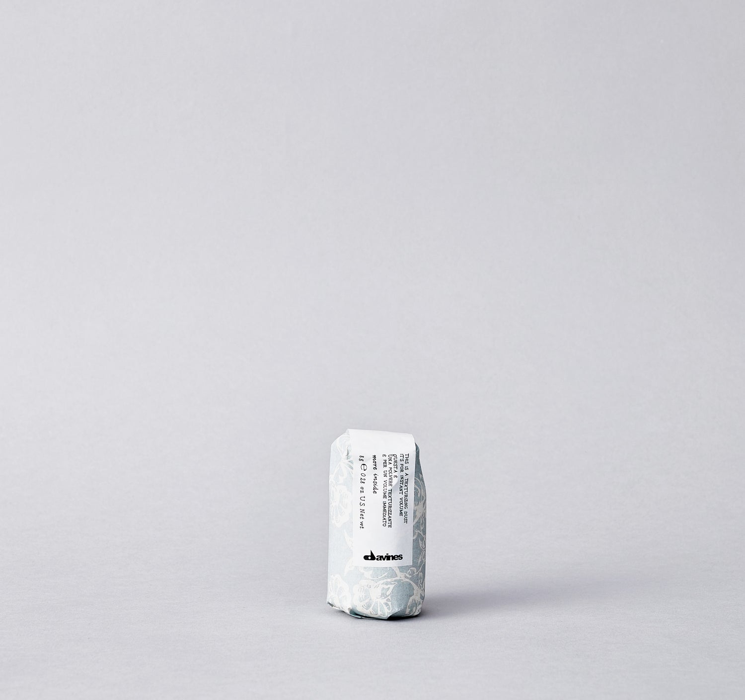 The Texturizing Dust is designed for instant, long-lasting volume and workable texture. It creates structured hold, luxurious fullness and refreshes day-old blowouts without leaving any residue.