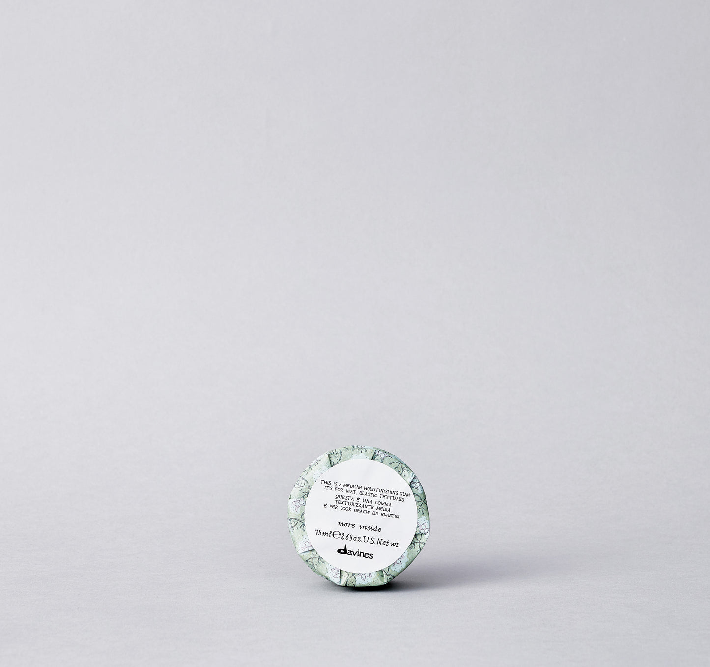 The Medium Hold Finishing Gum is designed for creating sleek styles and defined texture with medium hold. It is a workable, lightweight styling gum without any sticky or greasy residue.