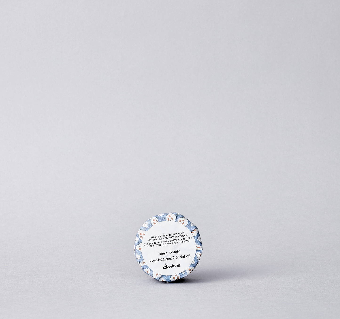 Specifically designed for creating soft definition and separation, the Strong Dry Wax texturizes hair, leaving it matte and residue-free.