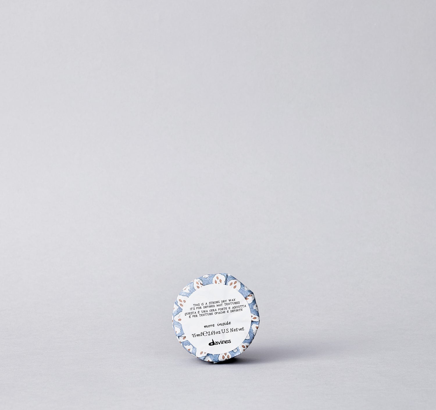 Specifically designed for creating soft definition and separation, the Strong Dry Wax texturizes hair, leaving it matte and residue-free.