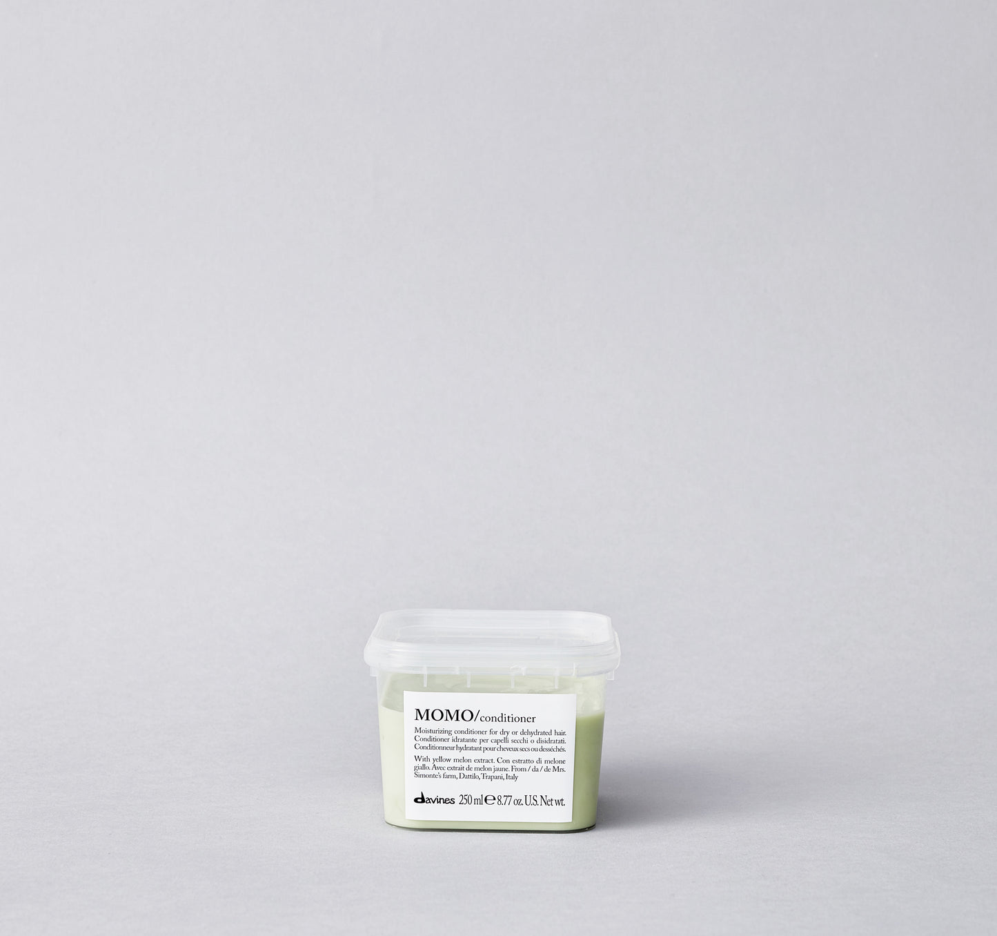 Conditioner for dry or dehydrated hair. Its moisturizing formula is designed to untangle the hair, hydrating it and leaving it soft and silky.