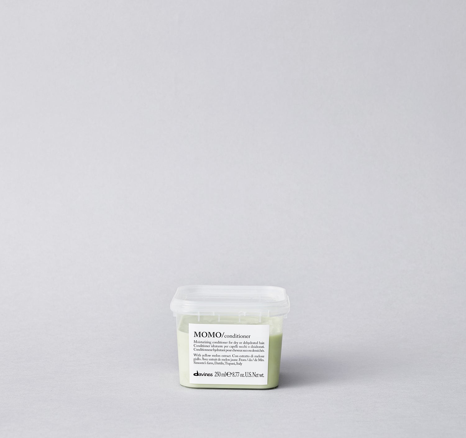 Conditioner for dry or dehydrated hair. Its moisturizing formula is designed to untangle the hair, hydrating it and leaving it soft and silky.