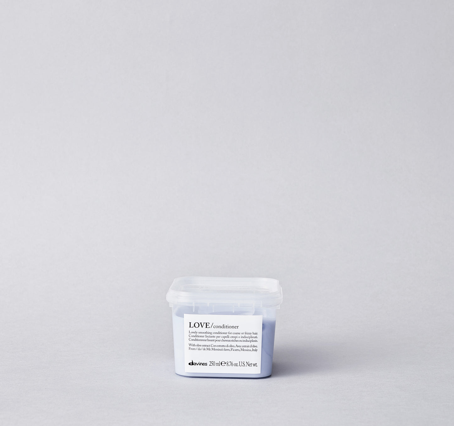 Conditioner to control frizzy or curly hair. The conditioning formula moisturizes the hair and helps it restore elasticity eliminating the frizz effect and making the hair shiny.