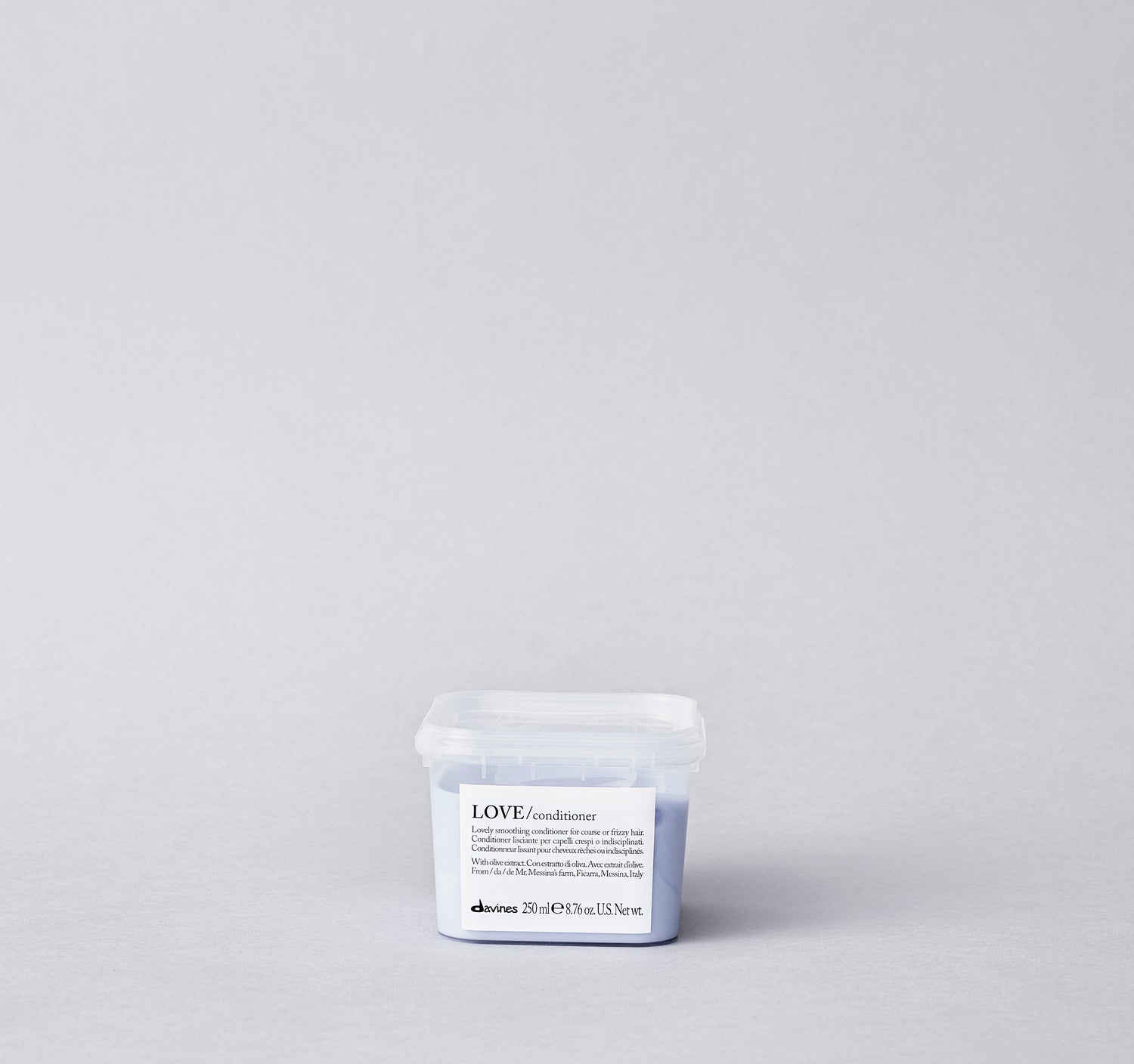 Conditioner to control frizzy or curly hair. The conditioning formula moisturizes the hair and helps it restore elasticity eliminating the frizz effect and making the hair shiny.