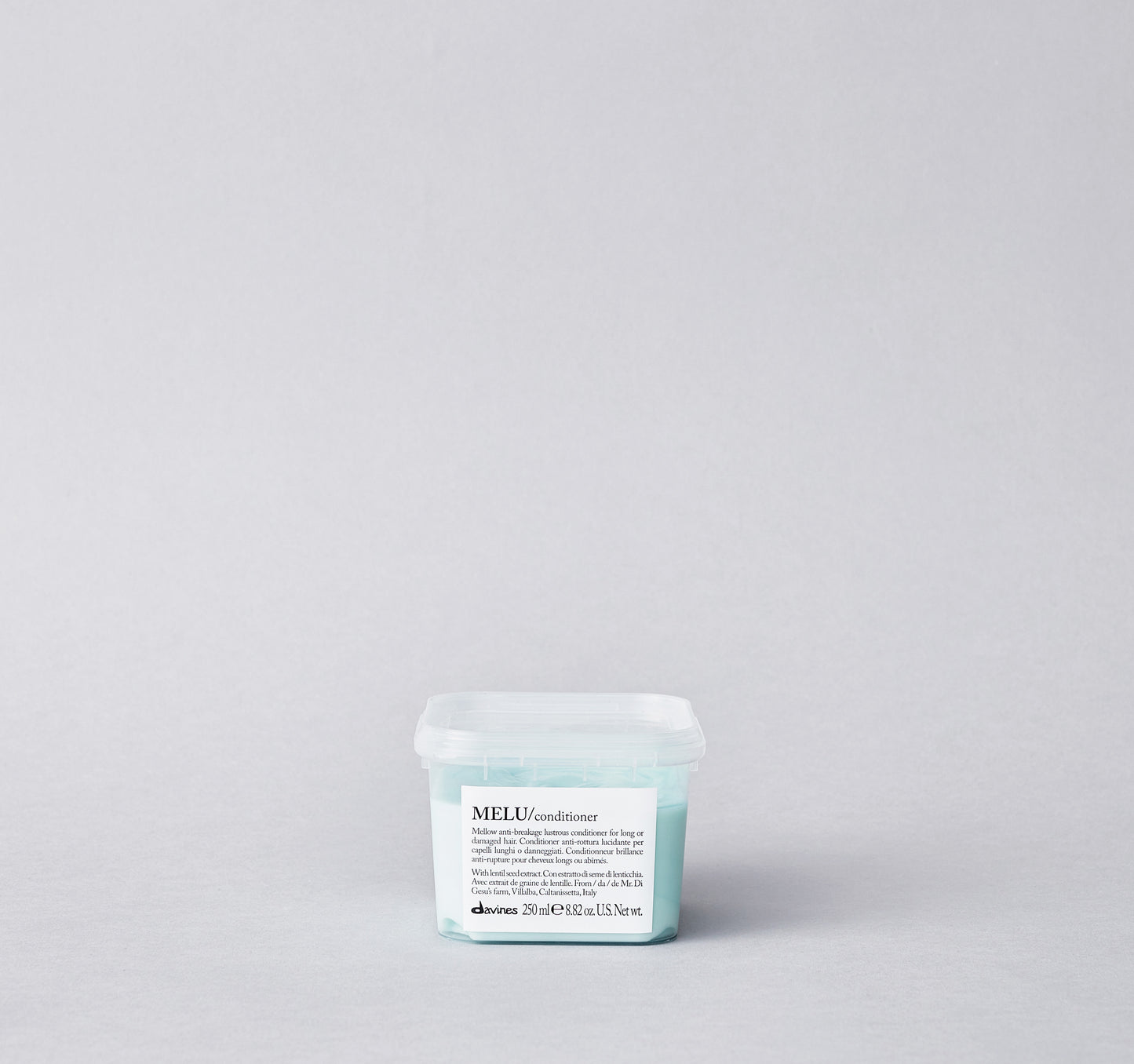 Conditioner for long or damaged hair. The conditioning action moisturizes the hair, nourishes the ends and prevents their breakage. The light formula makes the hair smooth and soft without weighing it down.