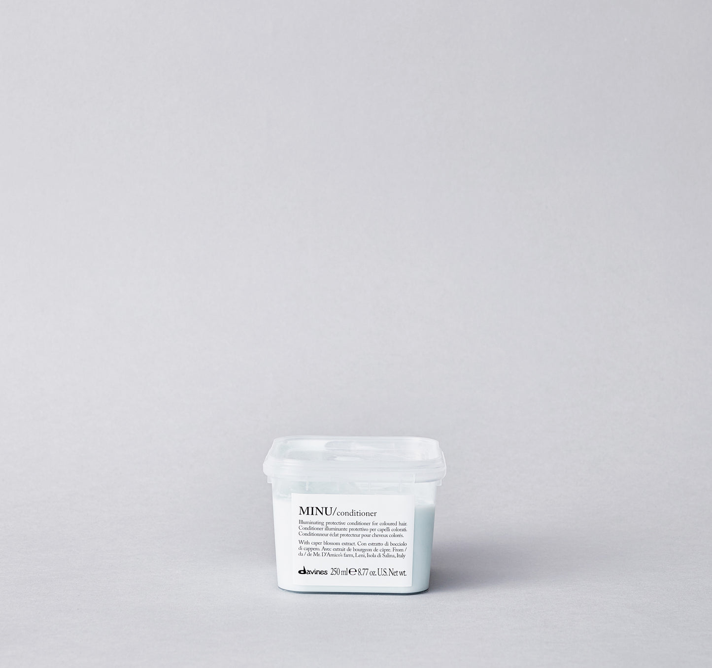 Illuminating and protective conditioner for colored hair. Its formula is designed to untangle colored hair and make it soft and silky, protecting cosmetic color. It does not weigh down the hair.