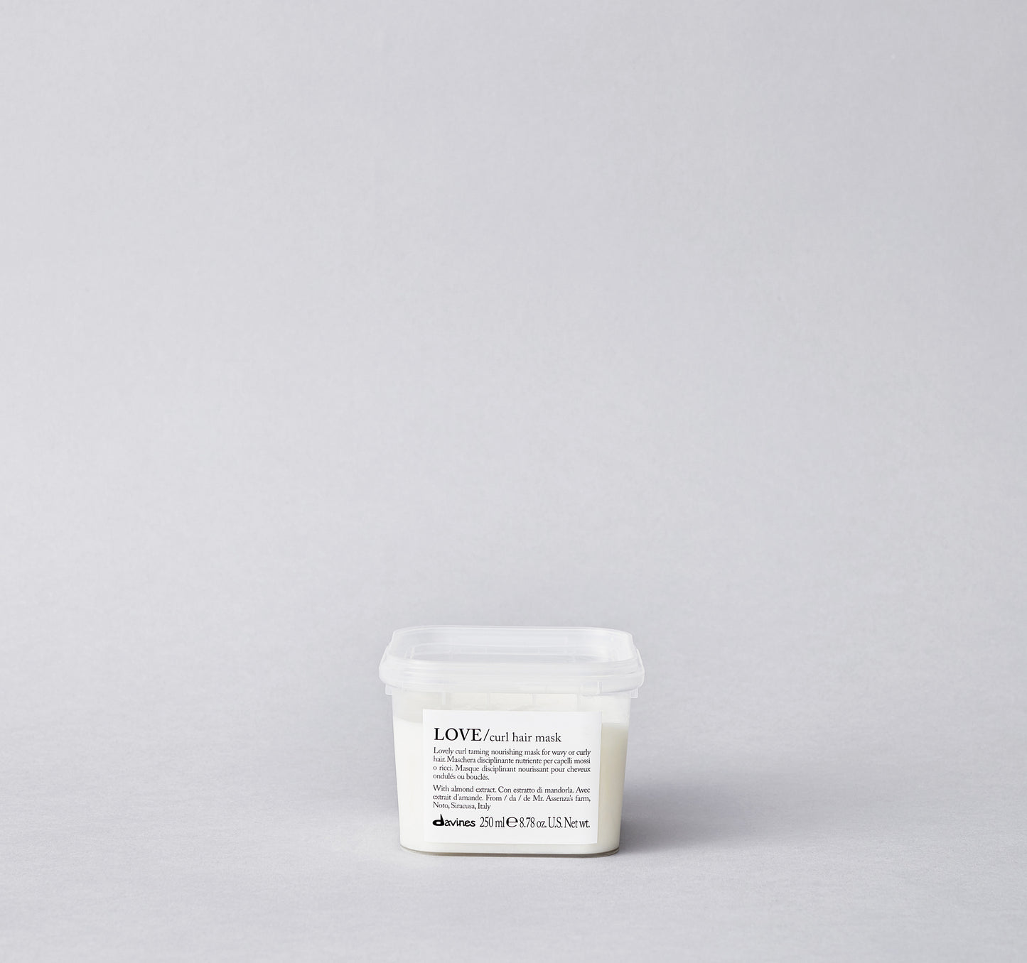 Mask with extra nourishing and conditioning power for wavy or curly hair. It gives remarkable softness and hydration also to very thick and unruly hair, leaving nourished and elastic workable curls.