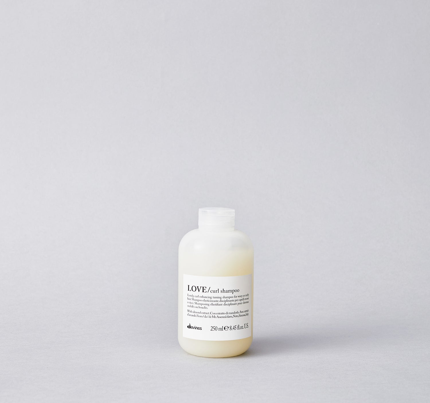 Creamy shampoo to give elasticity to curly or wavy hair. The moisturizing formula cleanses the hair, makes it soft and light enhancing its volume, shine and without compromising texture.