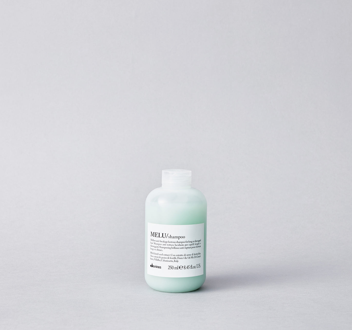 Elasticizing anti-breakage shampoo for long or damaged hair. Its formula, characterized by a soft and creamy foam, is designed to gently cleanse the hair, making it shiny and silky.