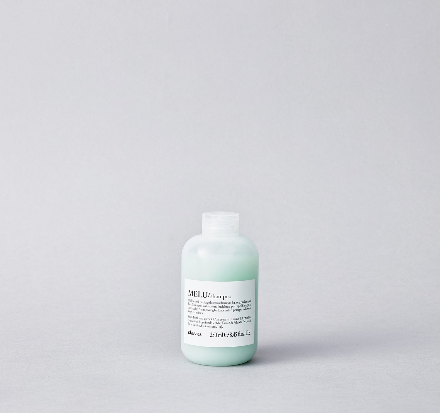 Elasticizing anti-breakage shampoo for long or damaged hair. Its formula, characterized by a soft and creamy foam, is designed to gently cleanse the hair, making it shiny and silky.