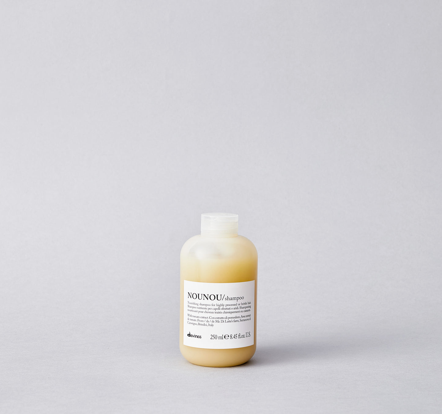 Shampoo for bleached, permed or relaxed hair. The rich formula gently cleanses treated hair, giving it deep nourishment, hydration and restoring its natural softness.