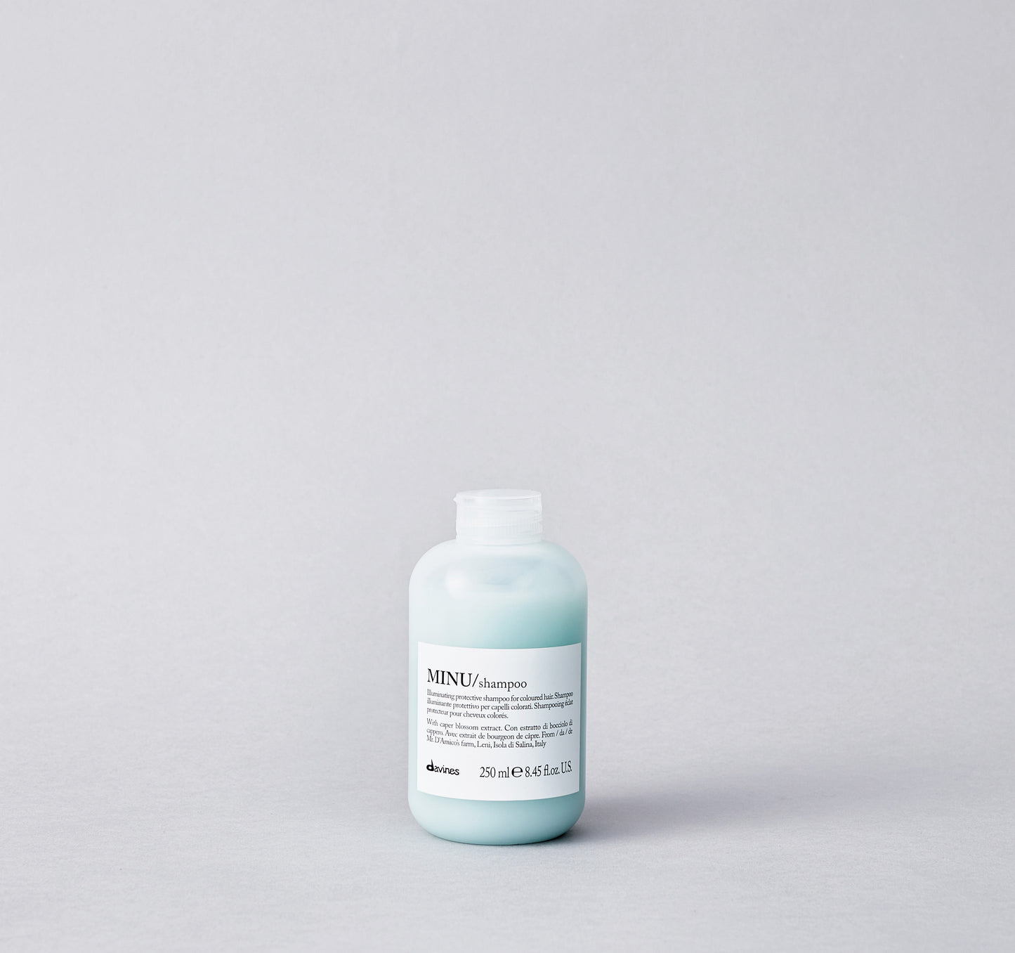 Designed specifically for colored hair, the MINU Shampoo's formula gently cleanses the hair, protecting the color and keeping it shiny for longer. It is characterized by a rich and full-bodied foam.