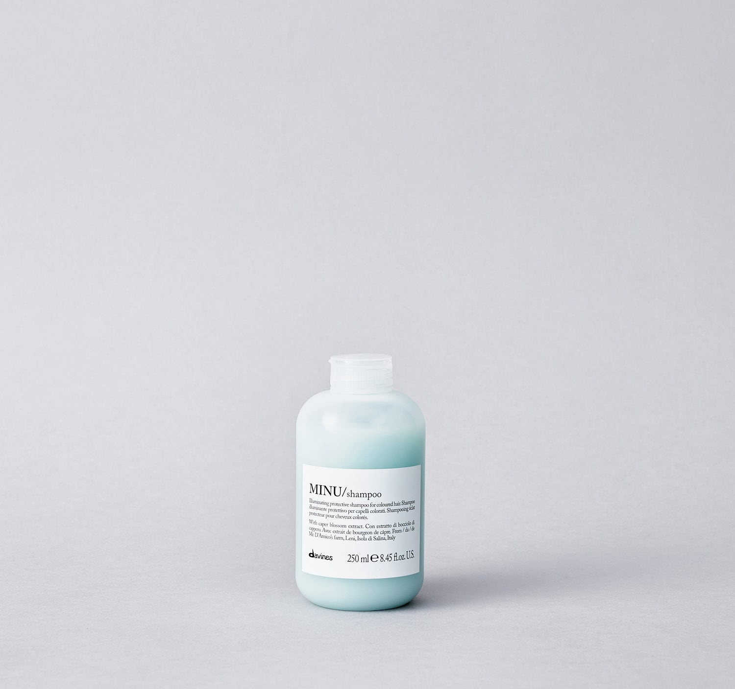 Designed specifically for colored hair, the MINU Shampoo's formula gently cleanses the hair, protecting the color and keeping it shiny for longer. It is characterized by a rich and full-bodied foam.