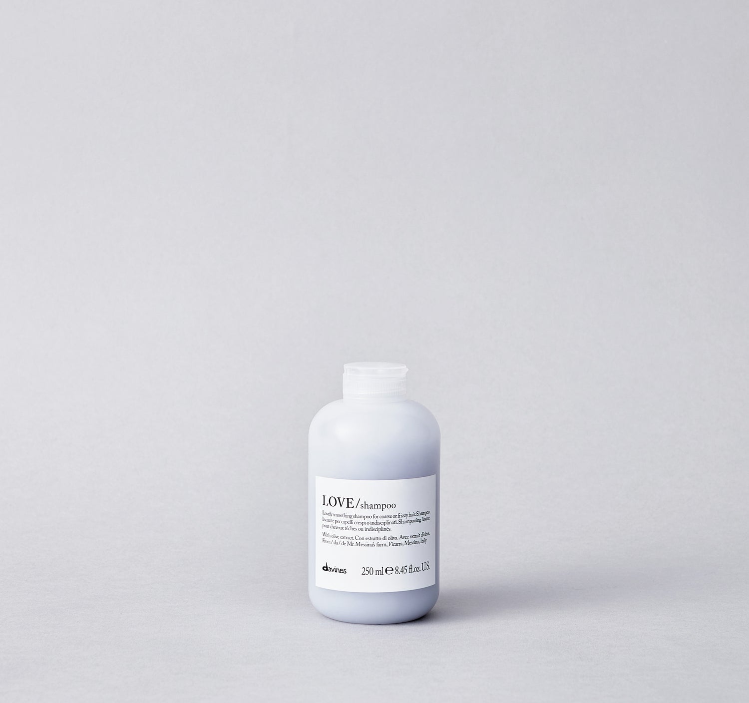 Shampoo for frizzy or unruly hair for a smooth look. Formula characterized by a soft and creamy foam designed to gently cleanse frizzy hair, making it smooth.