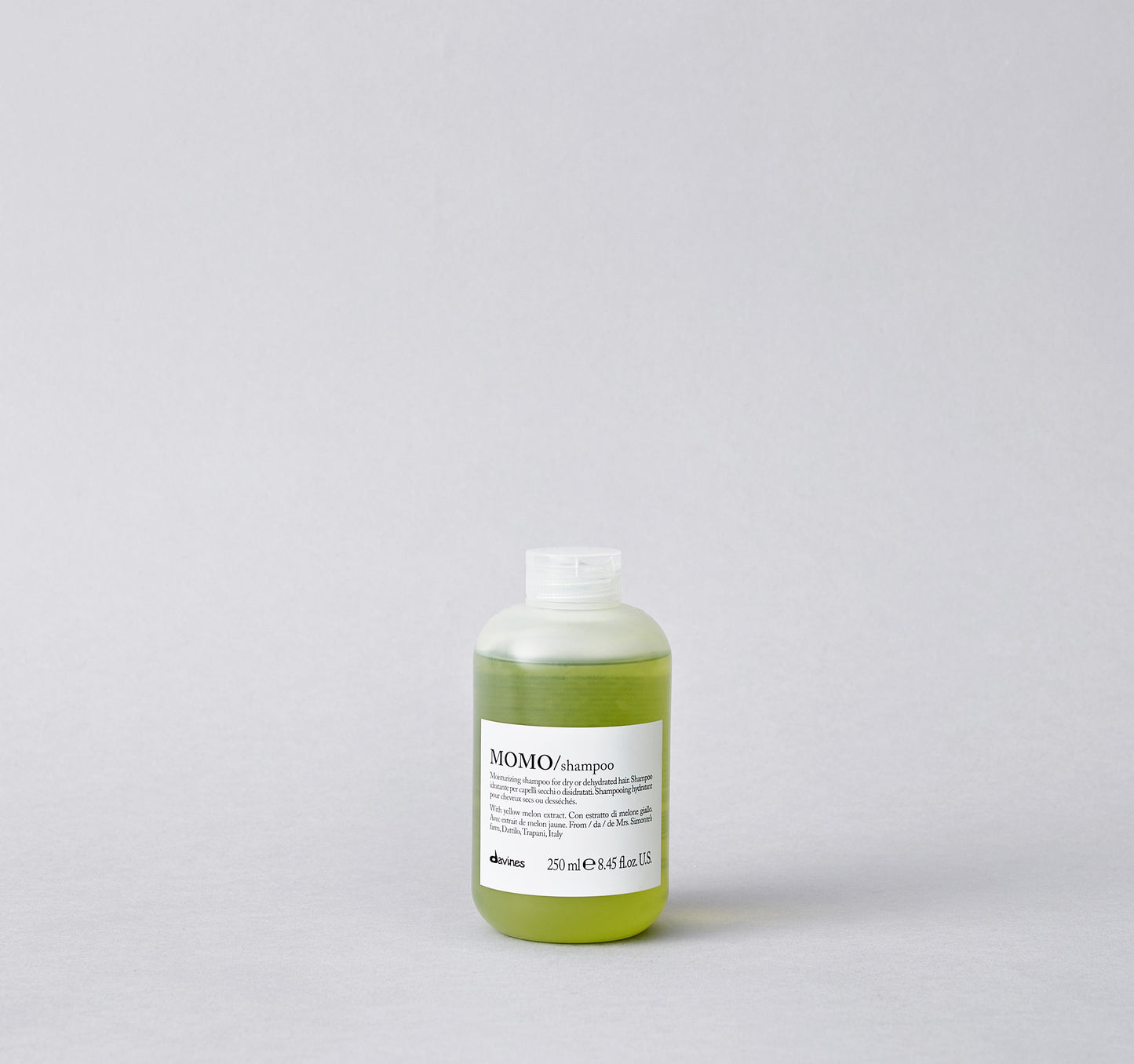 Light shampoo with gel texture, characterized by a creamy foam. It is designed to gently cleanse dry or dehydrated hair, giving it a strong hydration.