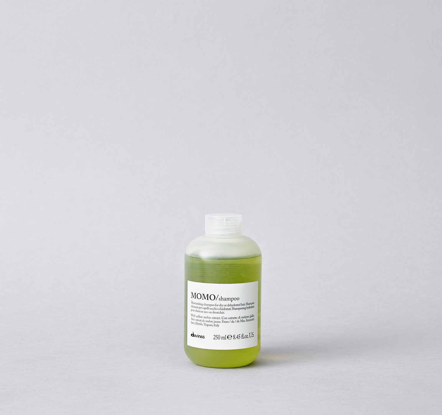 Light shampoo with gel texture, characterized by a creamy foam. It is designed to gently cleanse dry or dehydrated hair, giving it a strong hydration.