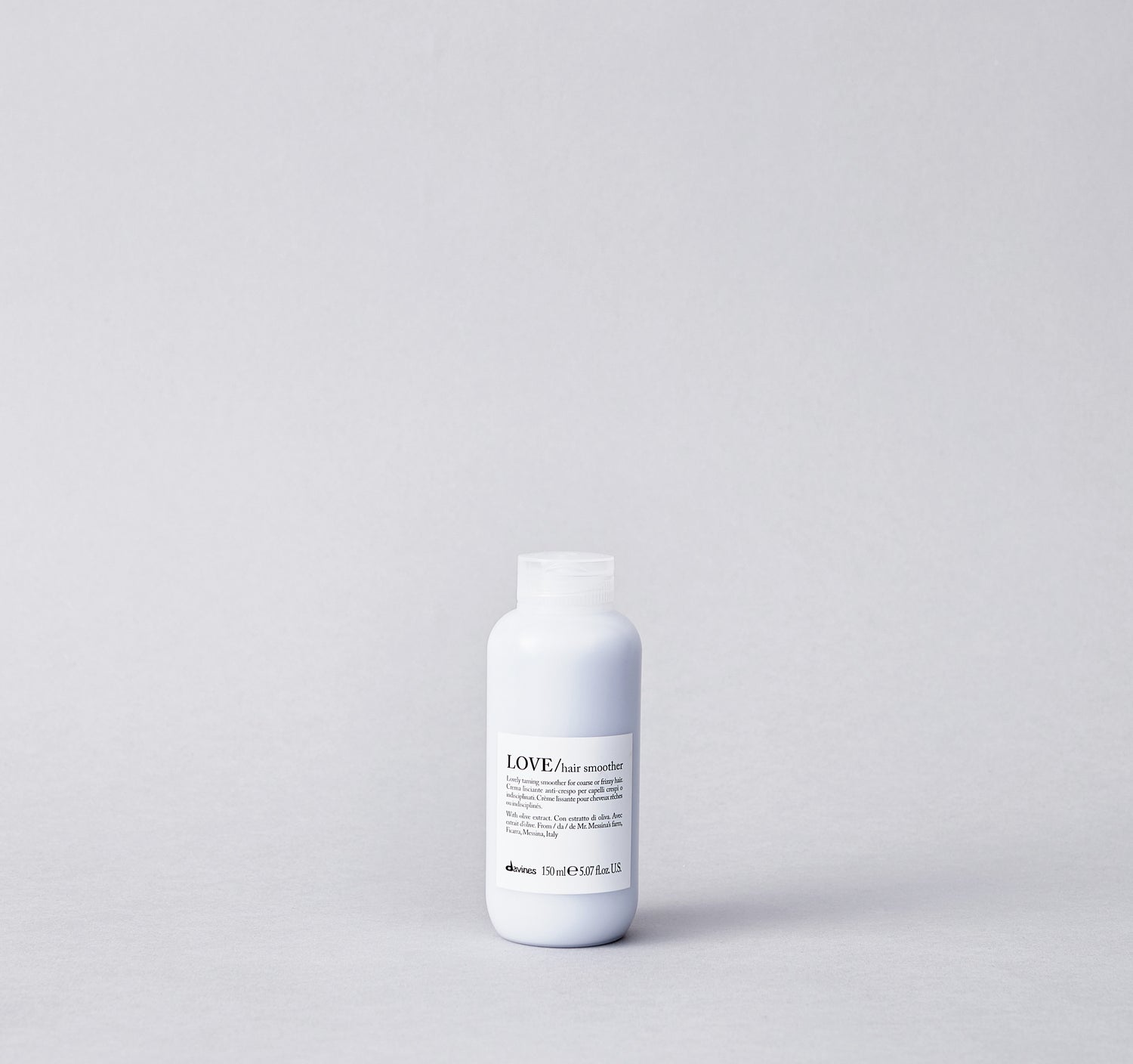 Leave-on cream to smooth frizzy, unruly or wavy hair. Its formula moisturizes in an invisible way without weighing it down. The hair is soft, easy to comb and shiny.