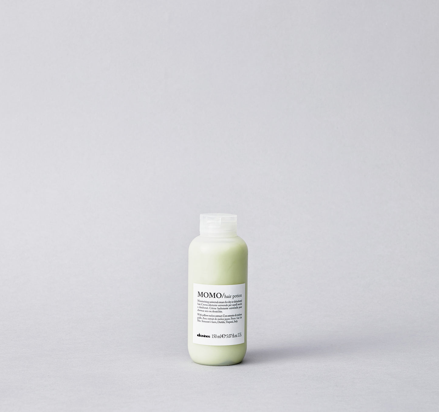 Light leave-on cream to boost hydration. It is characterized by a silky texture designed to moisturize all hair types. It makes the hair soft and shiny without weighing it down.