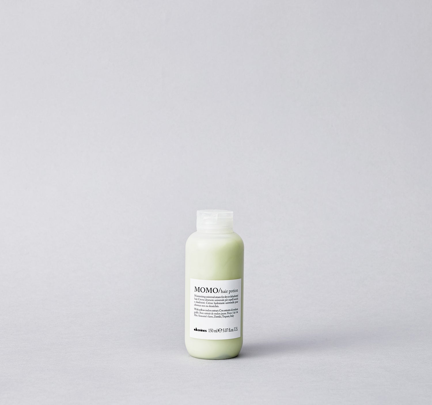 Light leave-on cream to boost hydration. It is characterized by a silky texture designed to moisturize all hair types. It makes the hair soft and shiny without weighing it down.