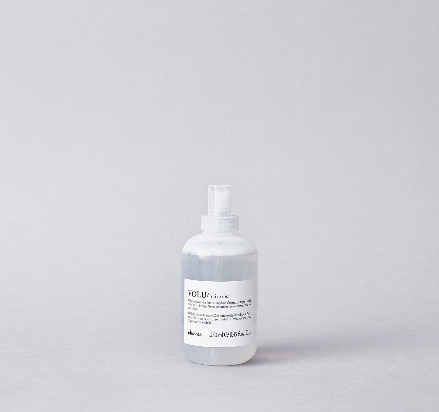 Leave-on primer for all types of hair requiring a boost of volume. It volumizes the hair, giving support to the base. It does not weigh down and leaves the hair soft and shiny.