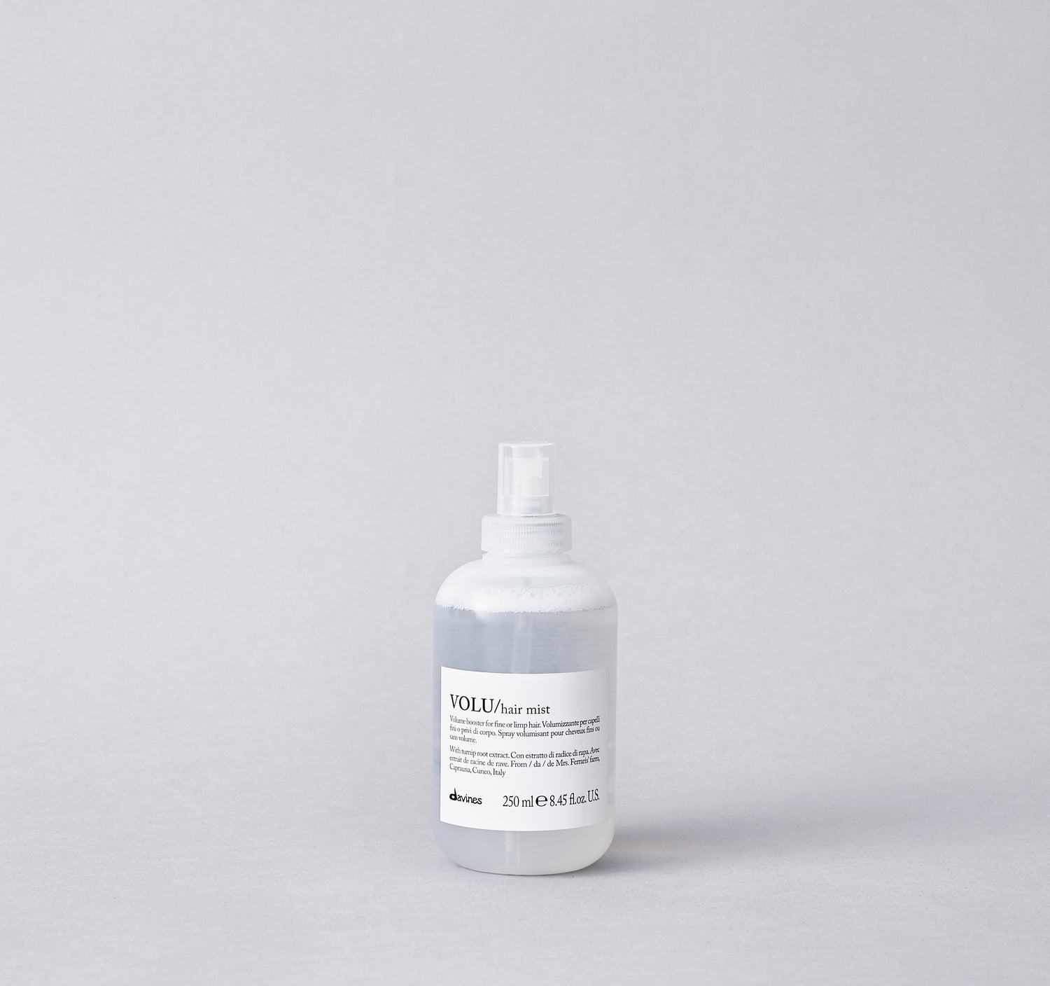 Leave-on primer for all types of hair requiring a boost of volume. It volumizes the hair, giving support to the base. It does not weigh down and leaves the hair soft and shiny.