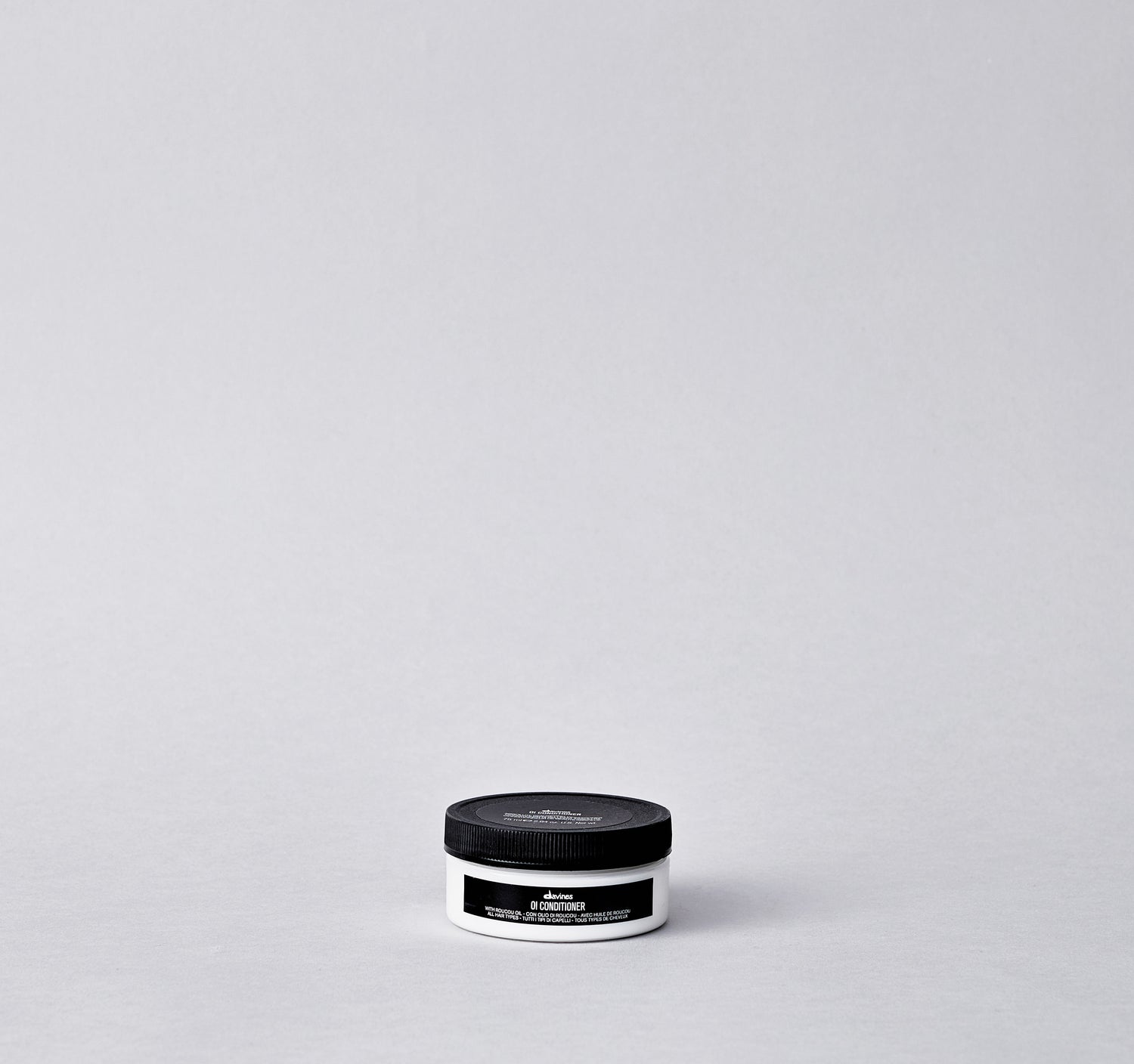 Rich and buttery conditioner for all hair types. It provides extraordinary softness, shine and body, accelerating the drying process while leaving the hair with a sensory scent.