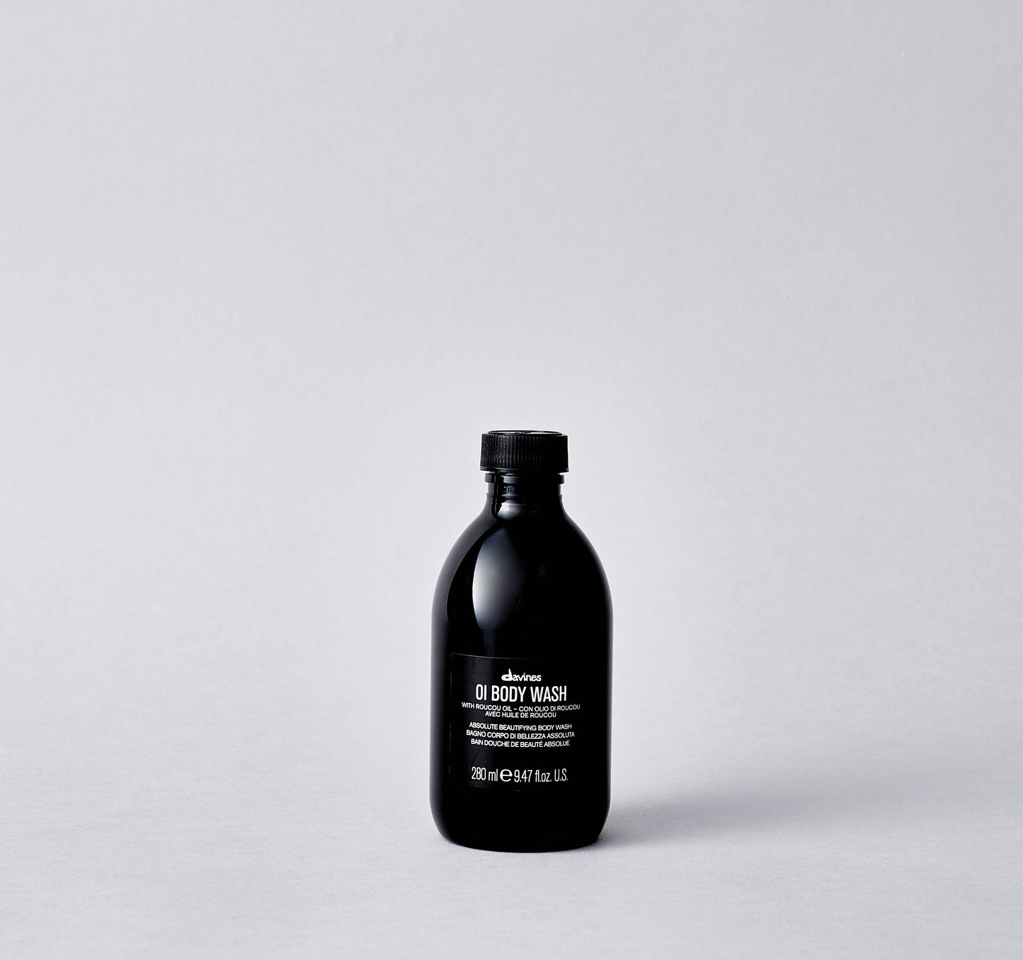 Shower gel that gently cleanses the skin, adding softness and hydration. Its creamy foam and luxurious fragrance turn a daily beauty ritual into a pampering experience.