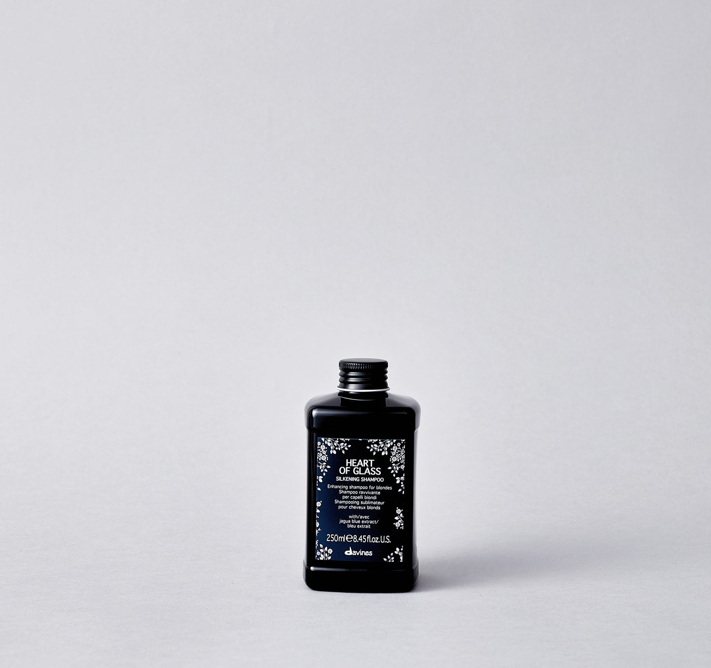 Gentle shampoo to cleanse and clarify blondes tones, providing nourishment to natural and cosmetically treated hair.