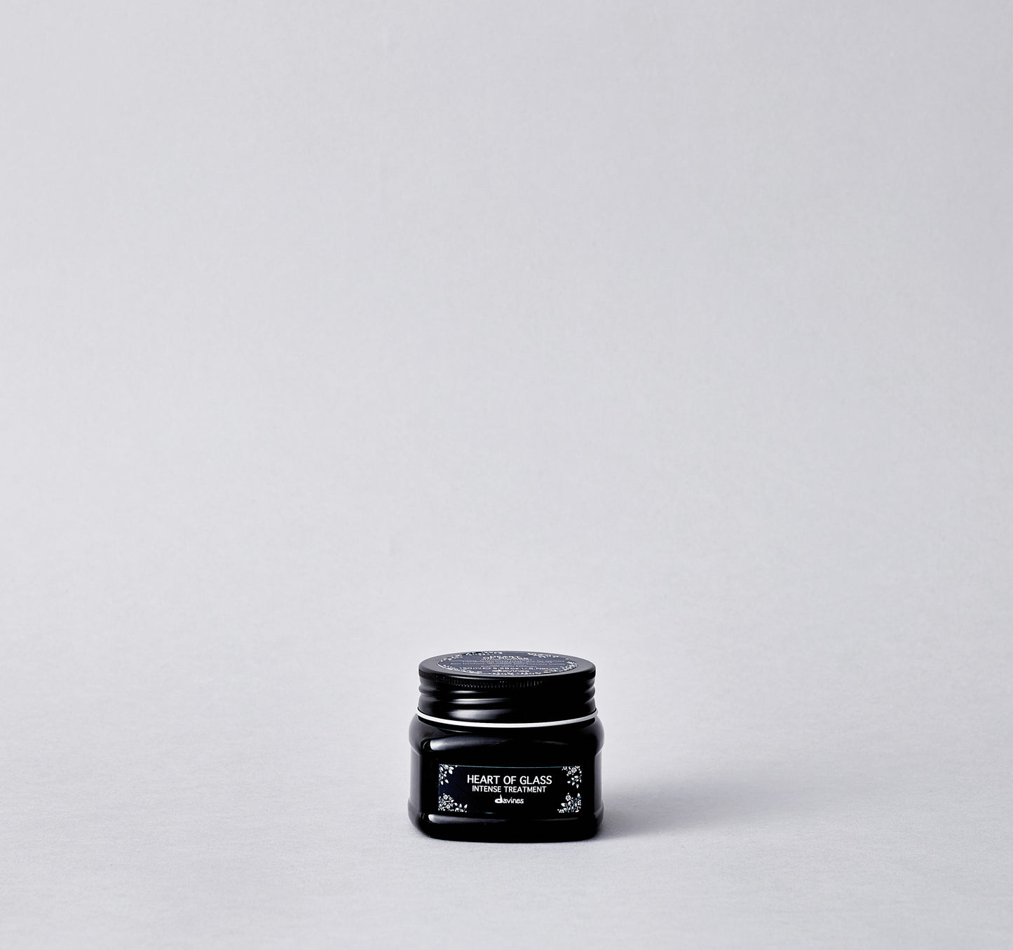 This intense cosmetic treatment is specifically designed to reinforce blondes. Thanks to the Biacidic bond complex and the Baobab extract, it strengthens the hair fiber, helping to prevent breakage, for nourished hair, immediately brightened.