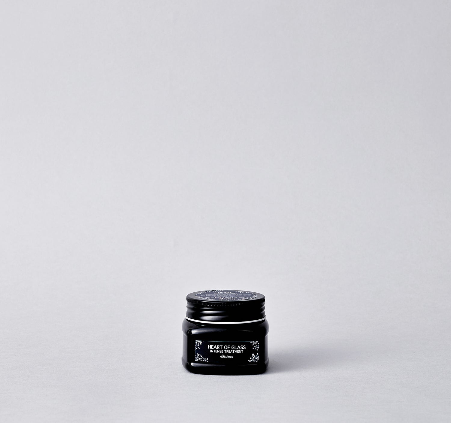 This intense cosmetic treatment is specifically designed to reinforce blondes. Thanks to the Biacidic bond complex and the Baobab extract, it strengthens the hair fiber, helping to prevent breakage, for nourished hair, immediately brightened.