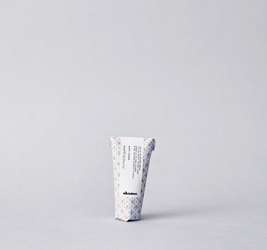 The Invisible Serum is a leave-in serum for soft texture and flexible control. It creates a casual, tousled, satiny and lived-in look with anti-frizz effects.