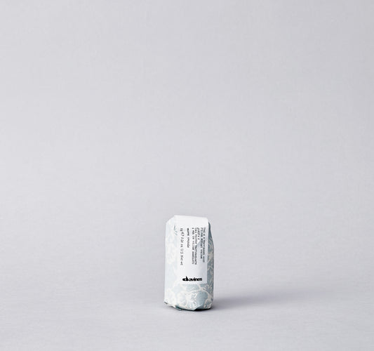 The Texturizing Dust is designed for instant, long-lasting volume and workable texture. It creates structured hold, luxurious fullness and refreshes day-old blowouts without leaving any residue.