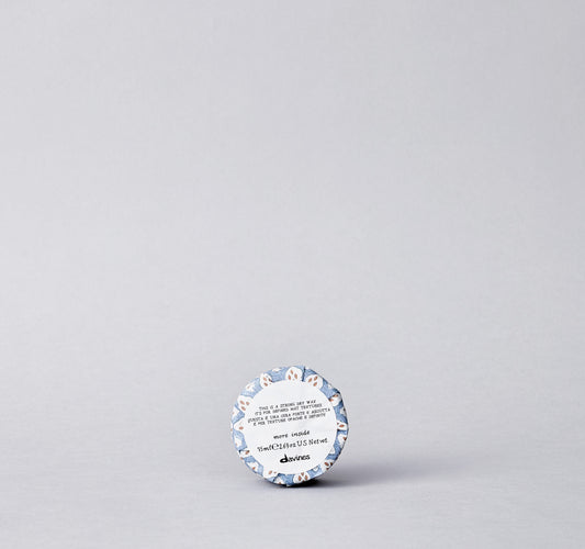 Specifically designed for creating soft definition and separation, the Strong Dry Wax texturizes hair, leaving it matte and residue-free.