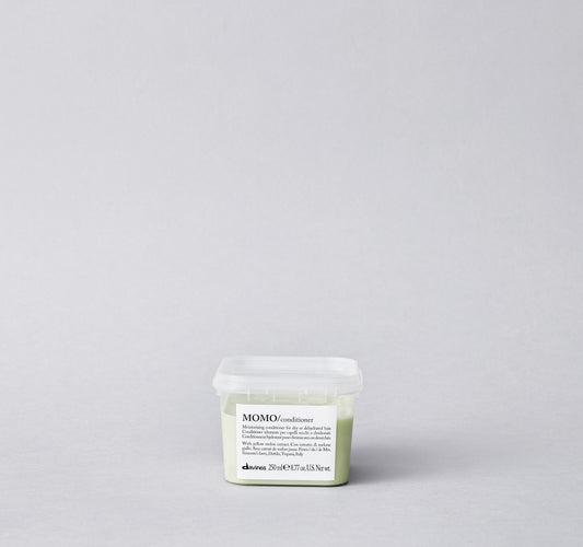 Conditioner for dry or dehydrated hair. Its moisturizing formula is designed to untangle the hair, hydrating it and leaving it soft and silky.