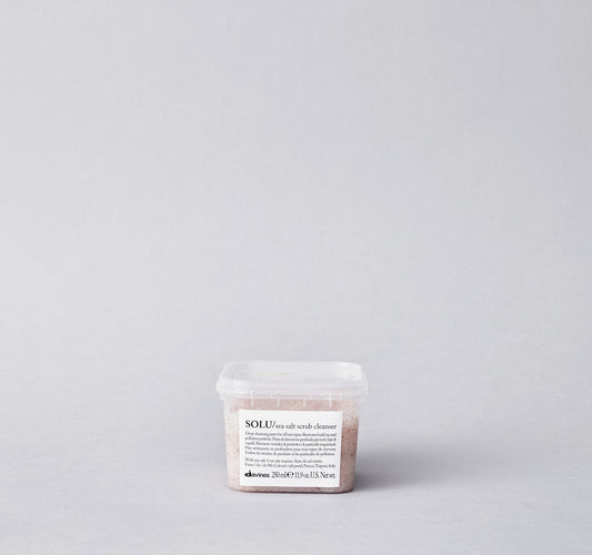 Scrub shampoo with sea salt. It refreshes the scalp and removes impurities, product residues and polluting particles. It gives texture to the hair and keeps it clean and light for longer. Winner Best Clarifying Treatment 2020, Women's Health.