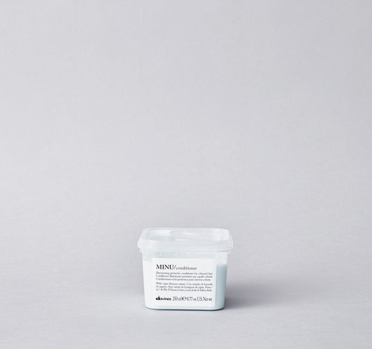 Illuminating and protective conditioner for colored hair. Its formula is designed to untangle colored hair and make it soft and silky, protecting cosmetic color. It does not weigh down the hair.