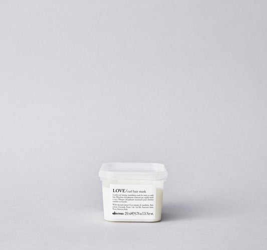 Mask with extra nourishing and conditioning power for wavy or curly hair. It gives remarkable softness and hydration also to very thick and unruly hair, leaving nourished and elastic workable curls.