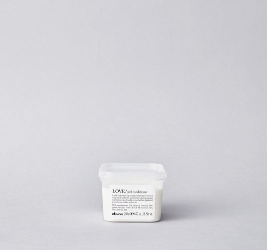 Conditioner to enhance and control wavy or curly hair. Its formula makes the hair soft and light giving elasticity and volume without weighing it down.