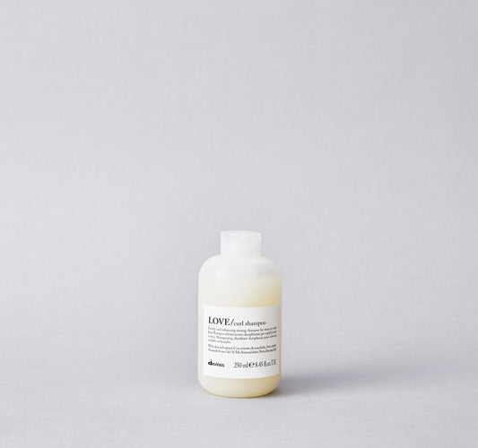 Creamy shampoo to give elasticity to curly or wavy hair. The moisturizing formula cleanses the hair, makes it soft and light enhancing its volume, shine and without compromising texture.