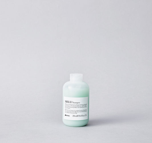 Elasticizing anti-breakage shampoo for long or damaged hair. Its formula, characterized by a soft and creamy foam, is designed to gently cleanse the hair, making it shiny and silky.