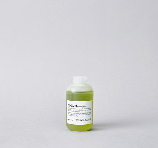 Light shampoo with gel texture, characterized by a creamy foam. It is designed to gently cleanse dry or dehydrated hair, giving it a strong hydration.