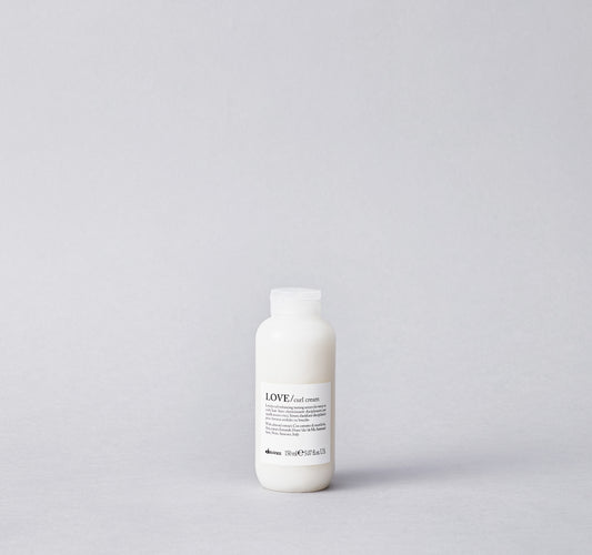 Leave-on serum to obtain better definition on all types of curls or wavy hair. It does not weigh the hair down, it does not leave residue and keeps the hair soft and shiny.