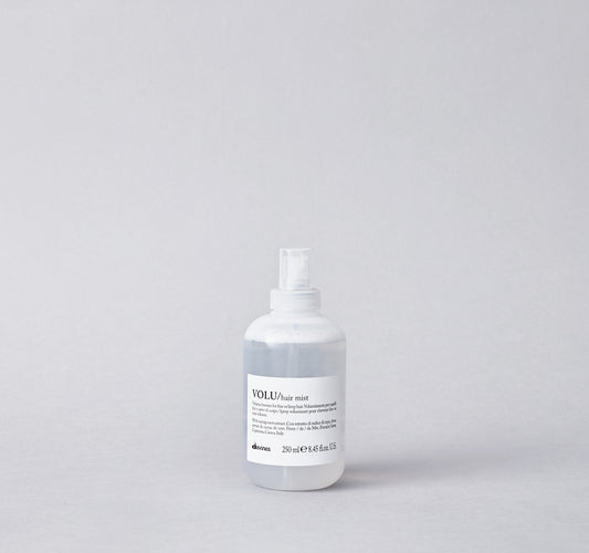 Leave-on primer for all types of hair requiring a boost of volume. It volumizes the hair, giving support to the base. It does not weigh down and leaves the hair soft and shiny.