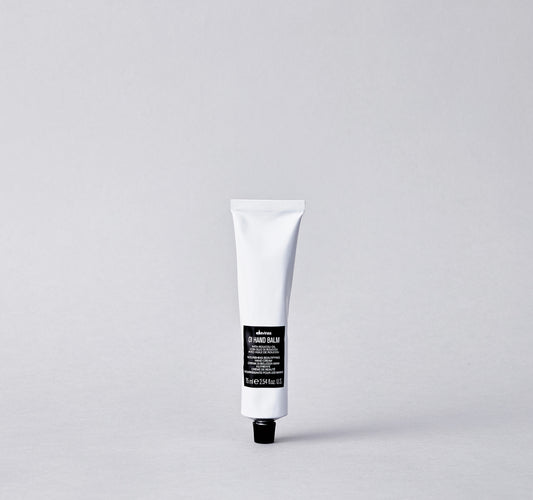 Nourishing hand cream with antioxidant action, suitable for all skin types. Its special formula protects the skin from damage caused by sun, wind and cold, and provides long-lasting hydration.