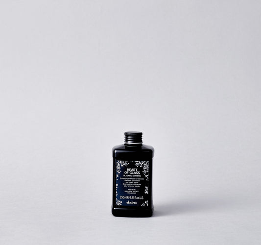 Gentle shampoo to cleanse and clarify blondes tones, providing nourishment to natural and cosmetically treated hair.