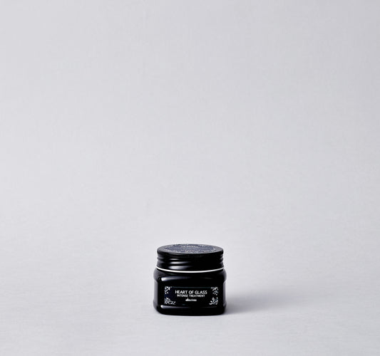 This intense cosmetic treatment is specifically designed to reinforce blondes. Thanks to the Biacidic bond complex and the Baobab extract, it strengthens the hair fiber, helping to prevent breakage, for nourished hair, immediately brightened.